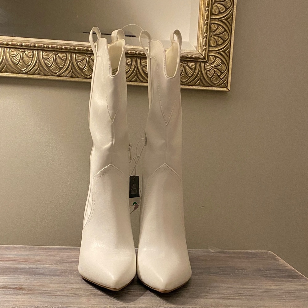 White Pointed Toe Kitten Heeled Western Boots - Picture 4 of 9